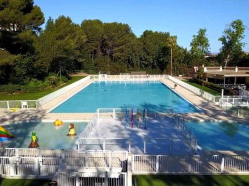 une grande piscine avec de l'eau bleue dans l'établissement Domaine de la Coudoulière, Calme, sans vis à vis, proche mer, piscine, à Six-Fours-les-Plages