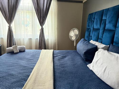 Una cama o camas en una habitación de Home Away Nest