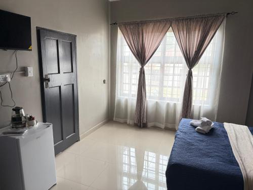 Una cama o camas en una habitación de Home Away Nest