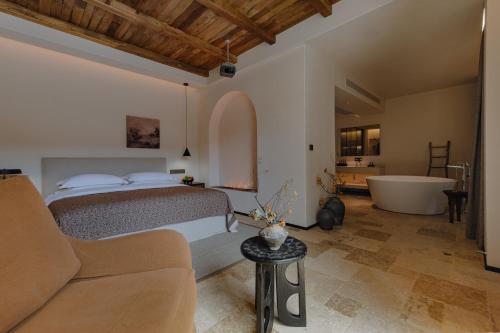DiannanShaxi Fengyasong Village Hotel的卧室配有床和浴缸