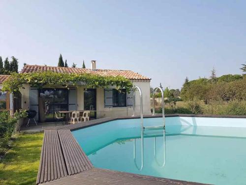 une piscine devant une maison dans l'établissement Gîte le Micocoulier, à Carpentras