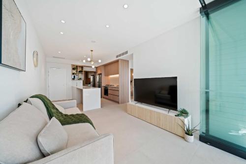 パースにある1BR Apartment in the Heart of the CBDのリビングルーム(ソファ、大画面テレビ付)