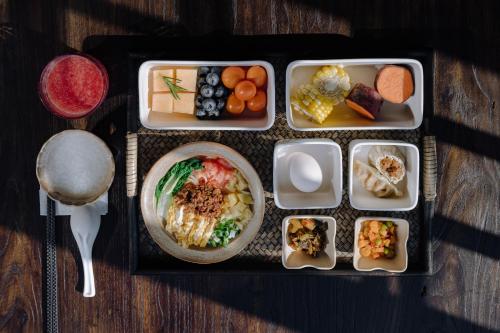 Makanan di atau berdekatan hotel