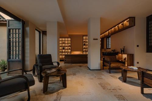 Ruang duduk di Shaxi Fengyasong Village Hotel