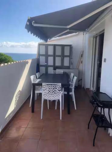 Appartement avec piscine vue mer et montagne