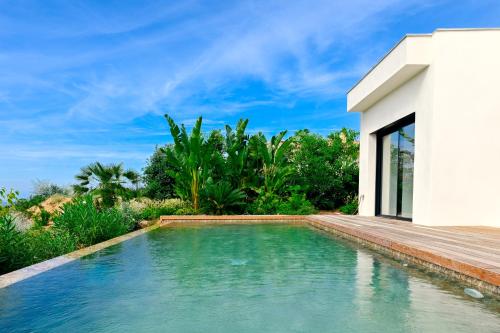 une piscine devant une maison dans l'établissement villa vedra, à Pietrosella