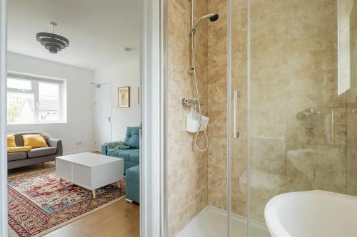 ケンブリッジにあるLuxury 4 bed City House - 1 min from river - Parking - Sleeps 10のシャワーと洗面台付きのバスルーム