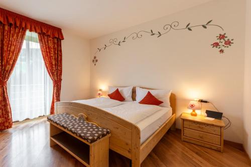 a bedroom with a large bed and a window at Kyrr Smart Mountain Retreat in Moena