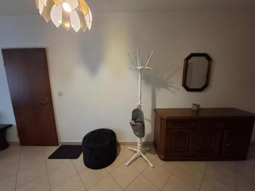 a room with a mirror and a chair and a dresser at Appartamento 3,5 locali a Figino in Figino