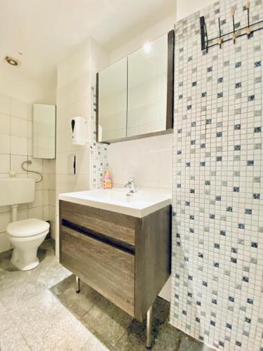 Koupelna v ubytování Elegant 1BR Apartment by Danube River Premium Stay