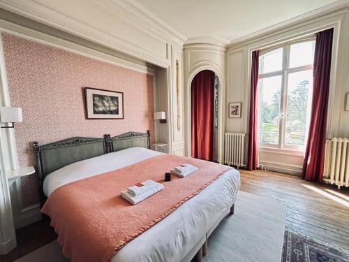 Postel nebo postele na pokoji v ubytování La Chaladrerie grande maison de maître avec jardin