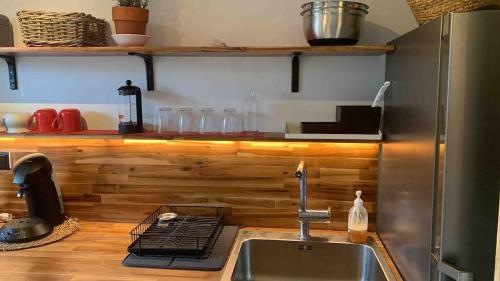 une cuisine avec un évier et un plan de travail dans l'établissement Hays and Galia's apartment, à Saint-Grégoire