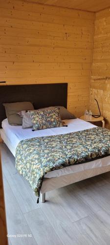 - une chambre avec 2 lits dans une pièce en bois dans l'établissement TINY HOUSE Proche Cahors, à Le Montat