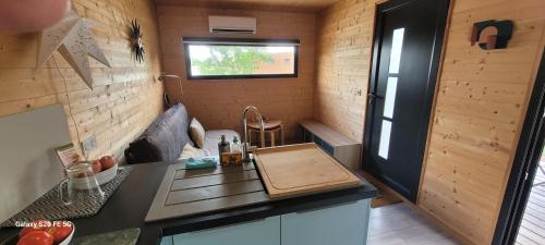 - une petite cuisine dans une petite maison dans l'établissement TINY HOUSE Proche Cahors, à Le Montat
