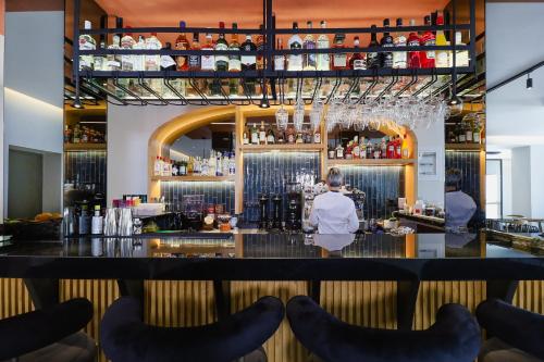 un bar in un ristorante con persone sedute lì di LIMNI Boutique Experience Evia a Límni