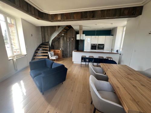 un salon avec une table de salle à manger et une cuisine dans l'établissement Superbe duplex T4, au coeur de Batz, tout à pied !, à Batz-sur-Mer