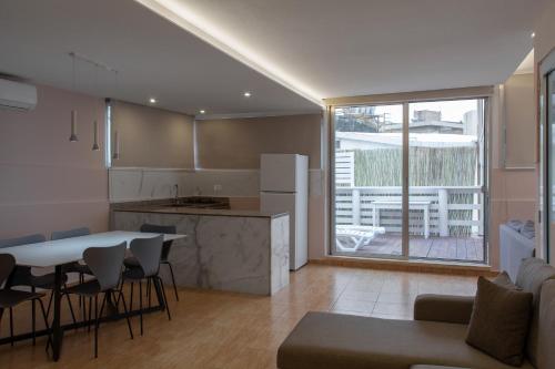 Кухня или мини-кухня в Yasmina's Guest House
