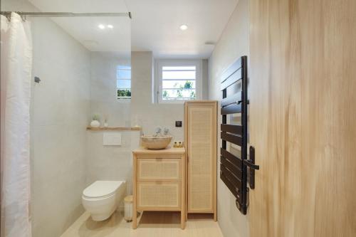 une salle de bain avec toilettes et lavabo dans l'établissement Studio avec Terrasse et piscine, à Antibes