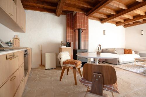 une cuisine avec une table et un salon dans l'établissement Villa Augustine - Élégance et charme aux portes d'Aix en Provence, à Aix-en-Provence