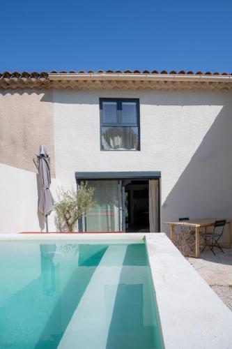 une piscine devant un immeuble dans l'établissement Villa Augustine - Élégance et charme aux portes d'Aix en Provence, à Aix-en-Provence