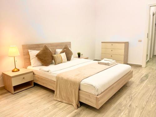 Un dormitorio con una cama grande con suelo de madera. en Central Adress AD8, en Bucarest
