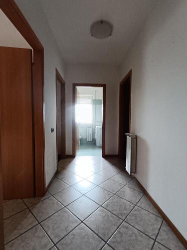 an empty room with a hallway with a tile floor at Dimora 1303 Anagni in Anagni
