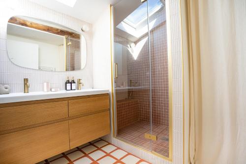 une salle de bain avec douche et lavabo dans l'établissement Villa Augustine - Élégance et charme aux portes d'Aix en Provence, à Aix-en-Provence