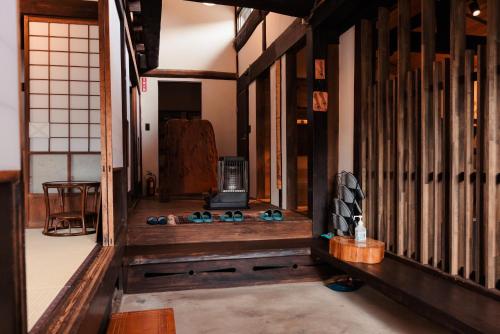 a room with wooden floors and a room with a room at 古民家一棟貸し有山 in Nakatsugawa