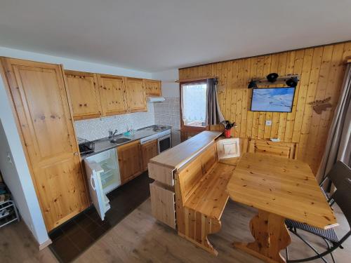 Kuchyň nebo kuchyňský kout v ubytování Vacances à la montagne