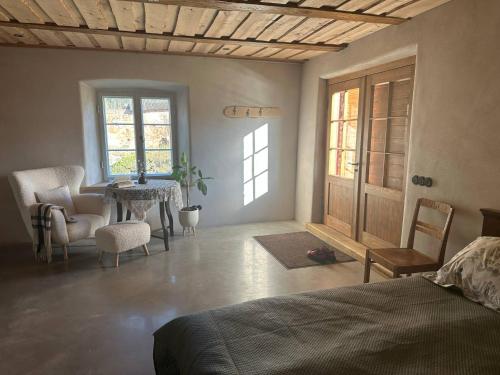 a bedroom with a bed and a table and chairs at Hellenurme Veskikambrid in Hellenurme
