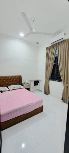 Bukit PayongにあるRaudhah Homestay Tasek Kuala Terengganuのベッドルーム1室(ピンクベッド1台、窓付)