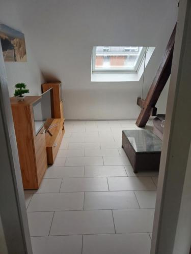 Cette chambre dispose de carrelage blanc et d'une fenêtre. dans l'établissement Skylight46 La Terrasse St Louis, à Saint-Louis