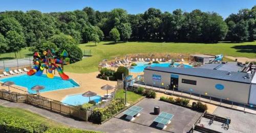 une vue aérienne d'un grand parc aquatique dans l'établissement Mobihome Comfort 3 chambres 6 Personnes, à Clohars-Carnoët