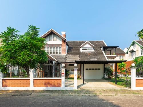a house with a gate and a garage at An‘s Home in Chiang Mai