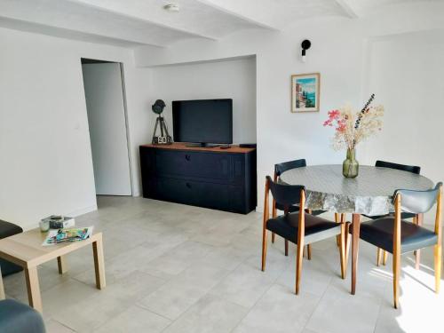Μια τηλεόραση ή/και κέντρο ψυχαγωγίας στο Appartement 2 pieces à Beaulieu-sur-Mer
