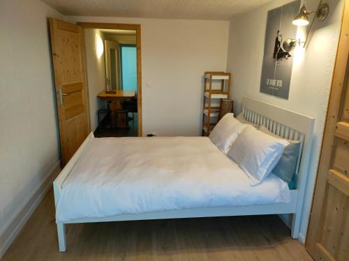 Una cama o camas en una habitación de Studio avec bureau