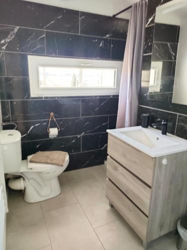 Ένα μπάνιο στο Appartement 2 pieces à Beaulieu-sur-Mer