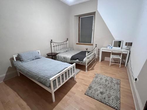 Fotografie z fotogalerie ubytování Cheerful 5 Bedroom House Close to Central West End and Parking v destinaci Glasgow