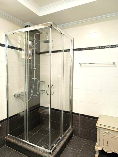 Bilik mandi di Giota's apartment 100m fro the beach