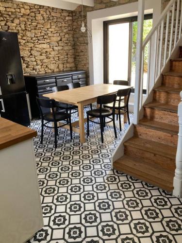 d'une salle à manger avec une table et des chaises. dans l'établissement La maison du port, à Ploudalmézeau