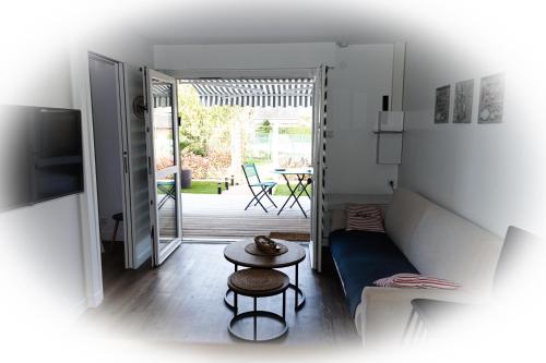 un salon avec un canapé et une table dans l'établissement Bel appart près du port et de la plage, à Courseulles-sur-Mer