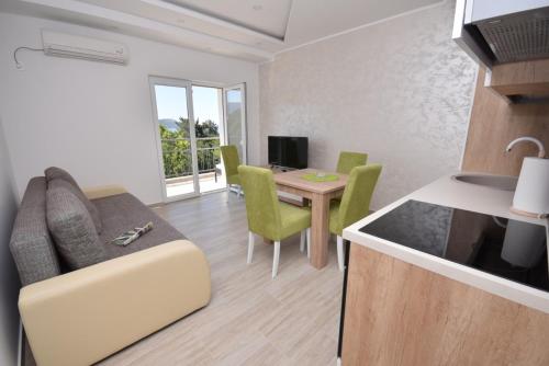 Khu vực ghế ngồi tại Holiday Herceg Novi