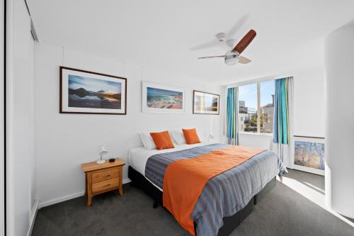 Un dormitorio blanco con una cama y una ventana. en Jenatt Apartments Salamanca, en Hobart