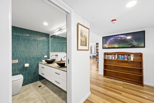 un baño con inodoro y lavabo en Jenatt Apartments Salamanca, en Hobart