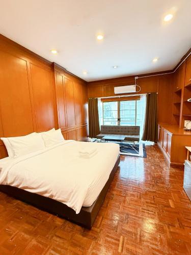 a bedroom with a large bed in a room at Stay On Sukhumvit Soi 11 - สเตย์ ออน สุขุมวิท 11 in Bangkok