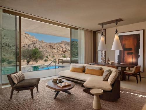 Kolam renang di atau dekat dengan Desert Rock Resort
