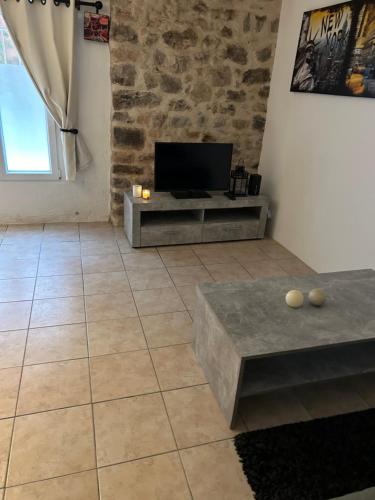 Il comprend un salon doté d'une télévision et de carrelage. dans l'établissement Studio au cœur du village, à Lorgues