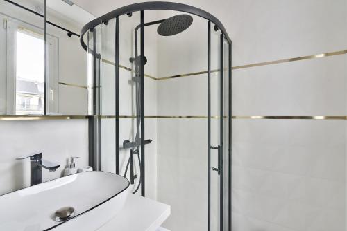 une salle de bain avec une douche, une baignoire et un lavabo dans l'établissement Chic Studio near Arc de Triomphe, à Paris