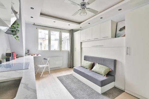 un salon avec un canapé et une table dans l'établissement Chic Studio near Arc de Triomphe, à Paris