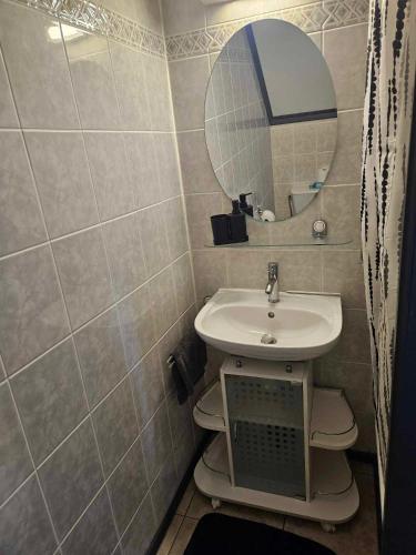 une petite salle de bain avec un lavabo et un miroir dans l'établissement Maison tout confort 4 ch 8p domaine privé avec piscines, et plage à 10 min à pied, à Portiragnes